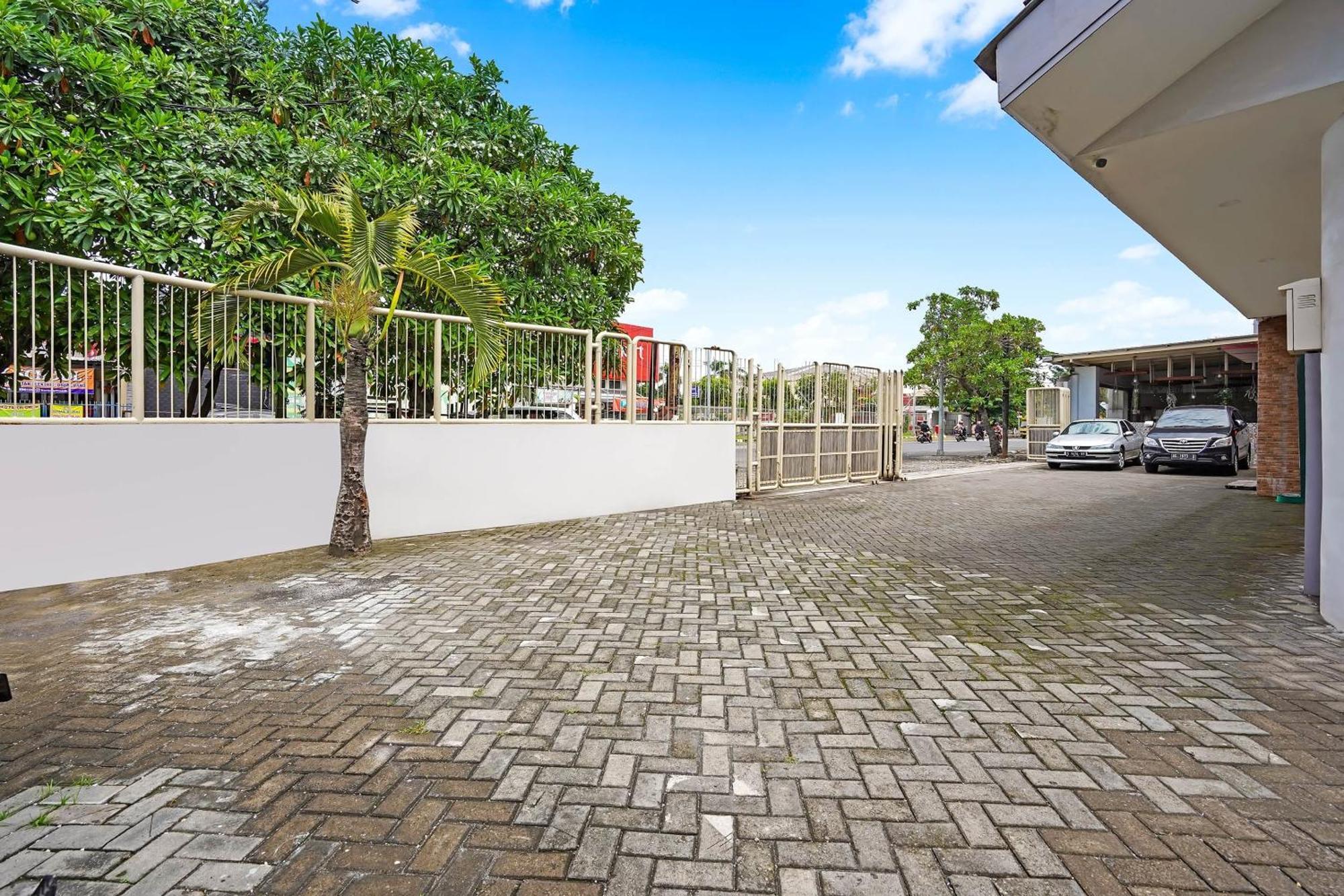 Capital O 90888 Bintang Diponggo Residence Surabaya Dış mekan fotoğraf